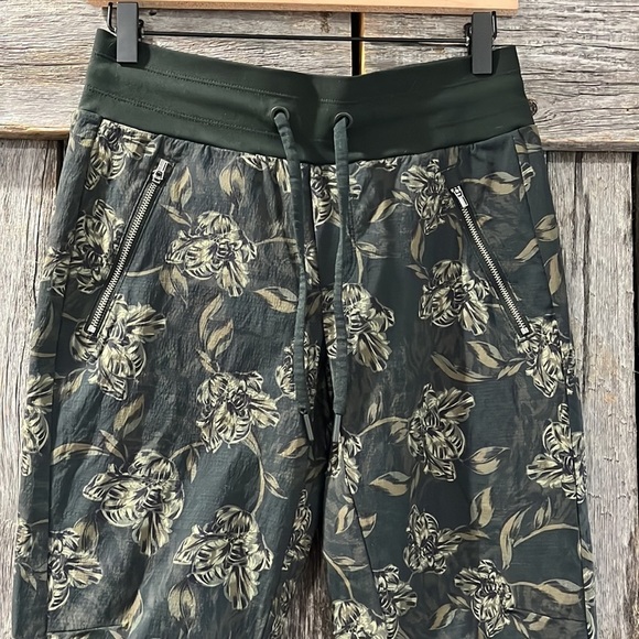 Athleta Trekkie North Floral Printed Jogger Pants Green Floral Size 2P - Picture 4 of 8